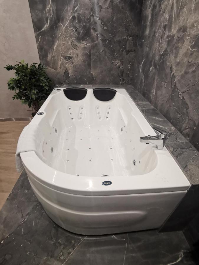 Jacuzzi Apartment Main Square クラクフ エクステリア 写真