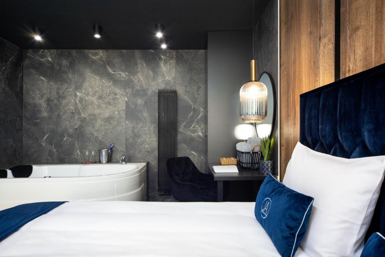 Jacuzzi Apartment Main Square クラクフ エクステリア 写真