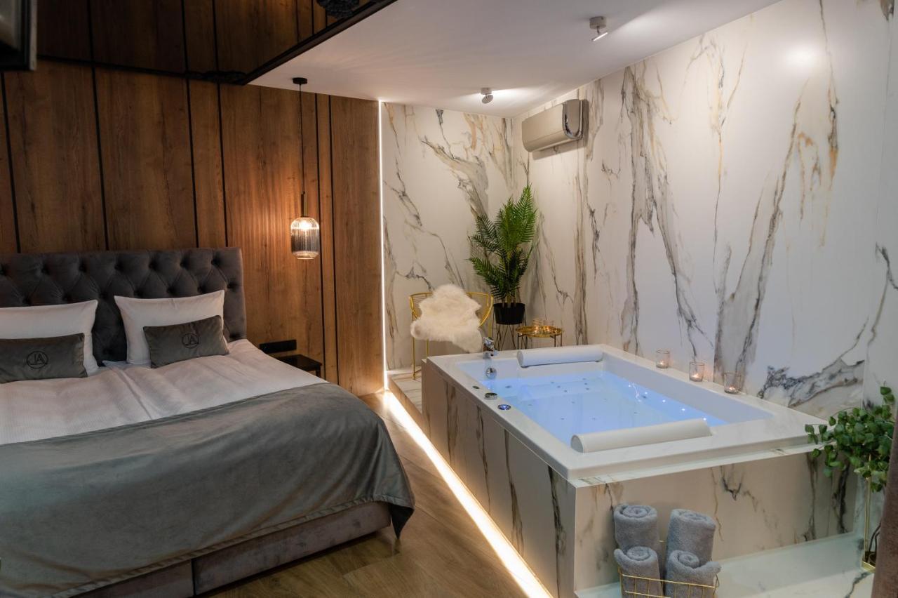 Jacuzzi Apartment Main Square クラクフ エクステリア 写真