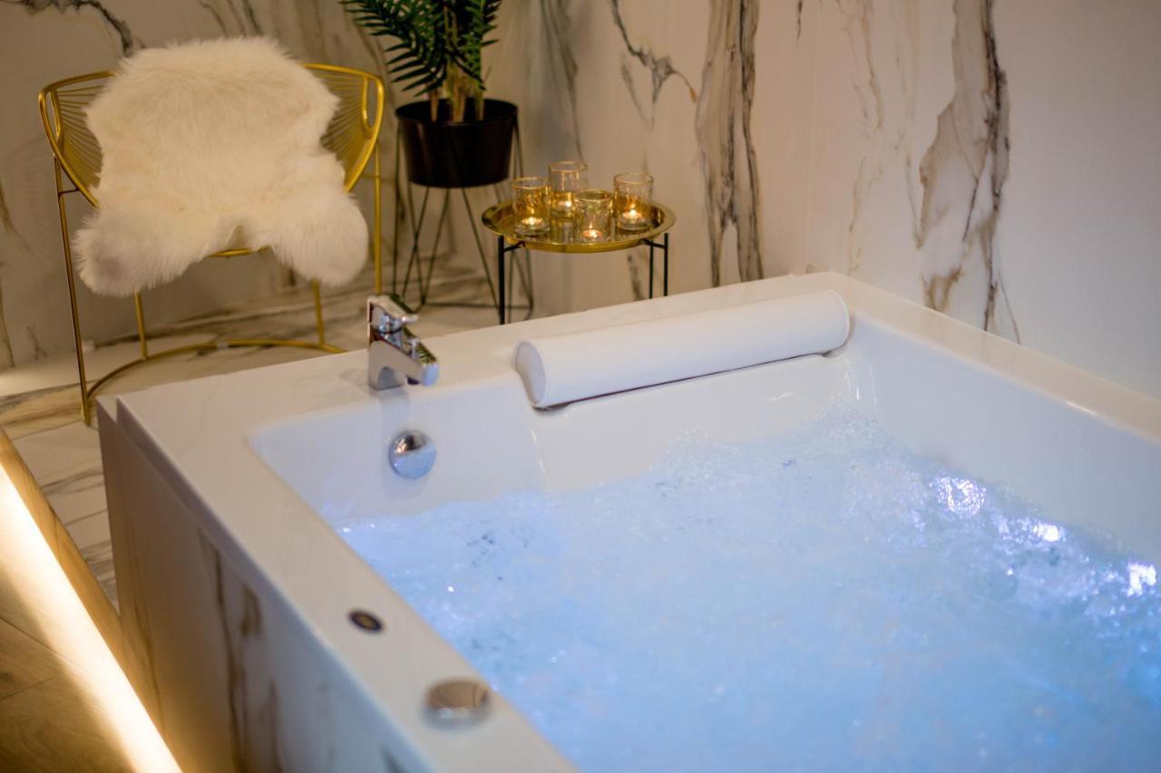 Jacuzzi Apartment Main Square クラクフ エクステリア 写真